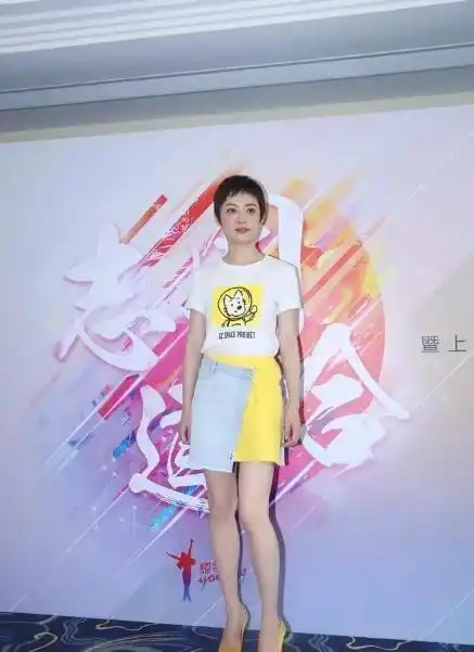 孙俪这造型挺显腿长,穿撞色短裙小鸟腿太夺目,一点没输超模