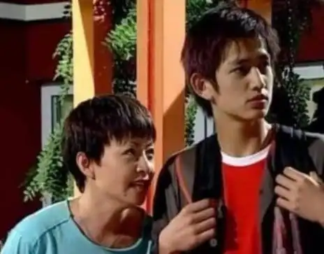 他意外将亲弟带进娱乐圈,如今亲弟功成名就,而他自己却不温不火
