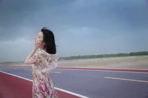 景甜晒新照,穿碎花长裙清新优雅,31岁了依旧少女感十足