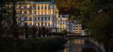 穿越一场盛宴,进入布达佩斯大饭店
