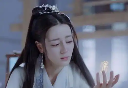 与君初相识片场聂欢跟组照顾任嘉伦,还托老公问热巴要签名