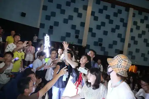 爱情公寓见面会秦羽墨携七百粉丝嗨翻闽南影城