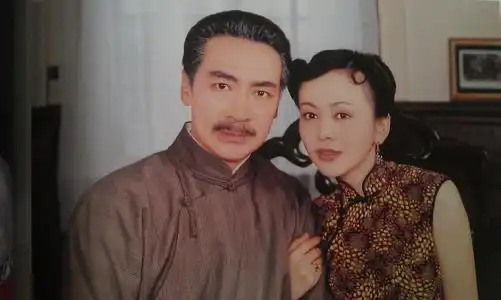 因情深深雨蒙蒙成名,55岁才得子,今儿子被关晓彤签下成童星