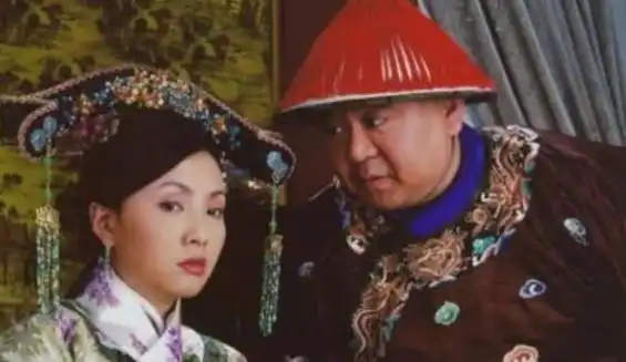 守寡太后子夜睡不着,宣戏子进宫陪她聊天,第二天被抬出宫