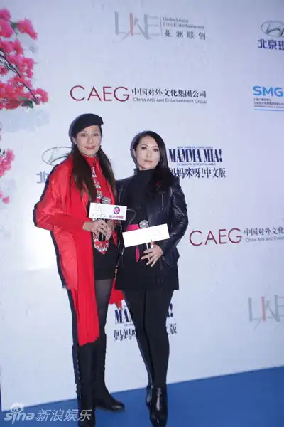 组图众星观演妈妈咪呀第三季变圣诞派对