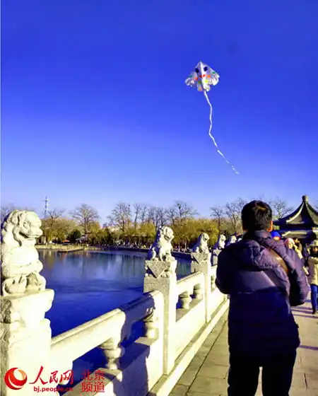 颐和园奇景中的奇景金光穿洞吸引上千游客围拍
