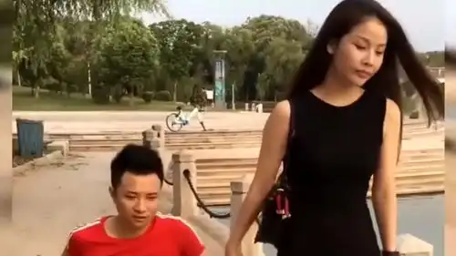 安徽90后连体男女,女的背着男的,女孩我背着我的全世界