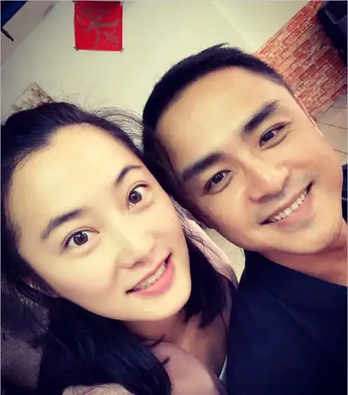 她因演王子变青蛙走红,与明道是多年挚友,年纪轻轻甘当后妈