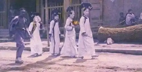 云南神秘之地村民每路过此地,都会放下手中东西,跪地磕几个头
