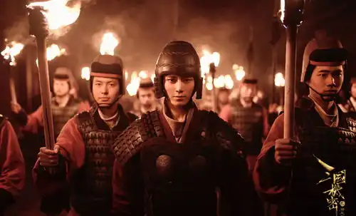 和陈钰琪二搭,在镜双城饰演李易峰弟弟,刘亦菲新剧也有他