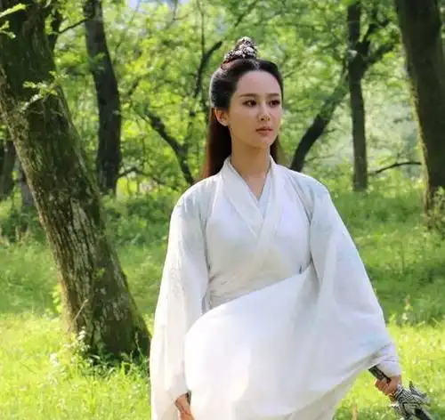 杨紫和李易峰同时官宣,巧合度耐人寻味,网友命中注定
