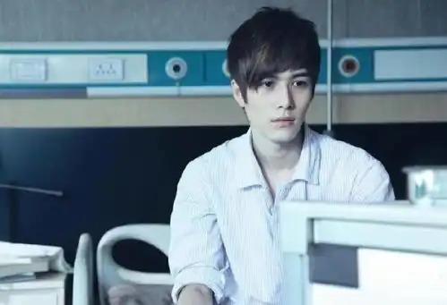 公费整容第一人欧阳奋强为了角色我拼了
