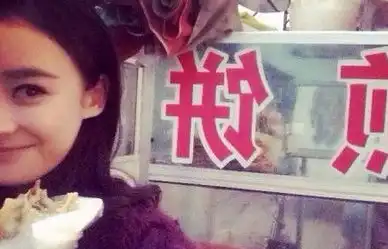 袁姗姗回京拍戏吃煎饼晒照网友好有钱真土豪
