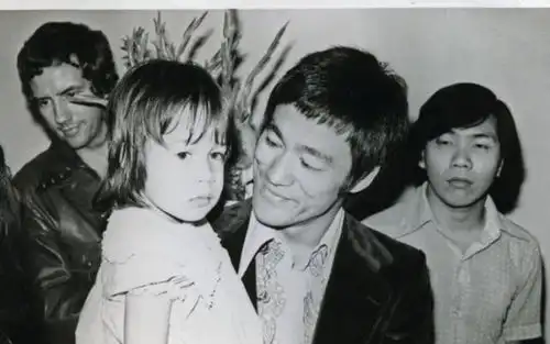 李小龙罕见旧照,一家四口老婆很漂亮,抱着女儿画面温馨
