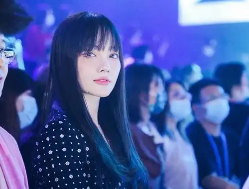 甜馨走秀被李小璐抢尽风头,露腰上衣配迷人黑丝,膝盖成最大亮点