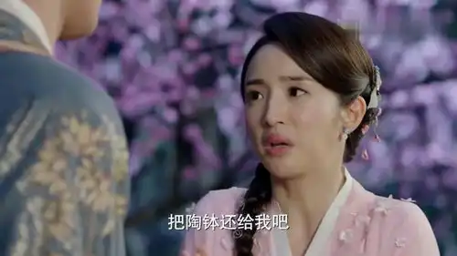 殿下口是心非命下人将吃食摆出,引诱花不弃轻松找到,贴心如你