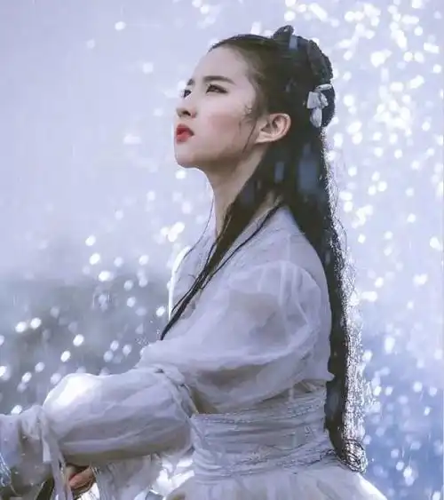 刘亦菲小时候过万圣节的照片发现她的脸从小到大都没变过
