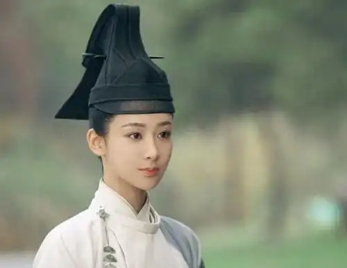 欢乐颂二美同框,蒋欣搂杨紫肩膀似大姐大
