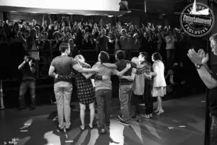 生活大爆炸今日落幕难言别离十余张剧组杀青照公开
