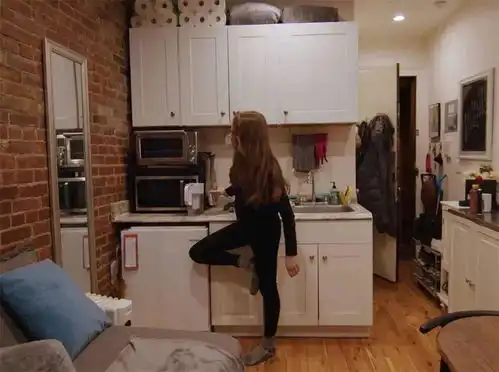 一27岁小姑娘蜗居15㎡逼仄小窝,极致收纳,被子放在橱柜上,绝了