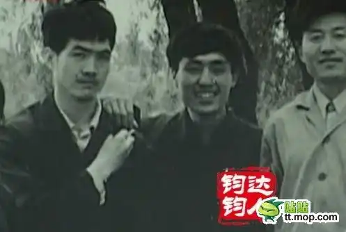 张艺谋与原配青涩合影曝光肖华模样神似李宇春
