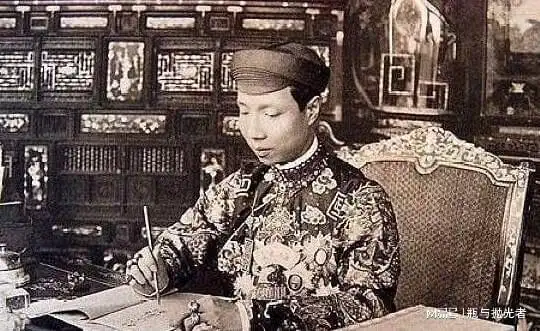 越南末代皇帝结局比溥仪还惨,皇后却比婉容漂亮
