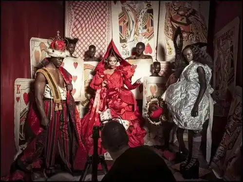 撕掉性感标签,2018年倍耐力年历上演黑人版爱丽丝梦游仙境
