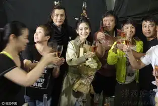 baby杀青获黄晓明探班送爱吹电扇露甜笑
