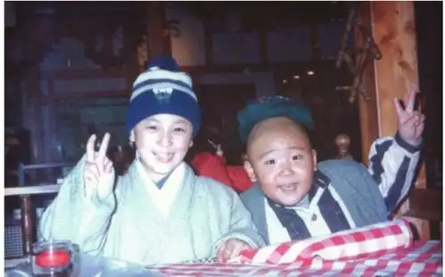 释小龙晒童年剧照是怎么回事