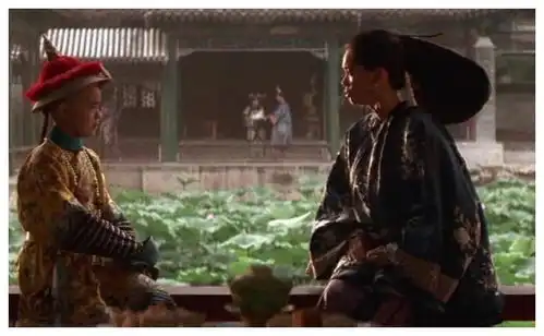 她与丈夫登报离婚,后改嫁一环卫工人,44岁临终前才坦白真实身份
