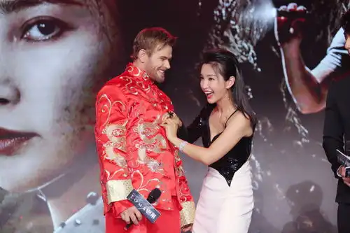 李冰冰谜巢首映揭凯南鲁兹红盖头携新宠蜘蛛亲密亮相
