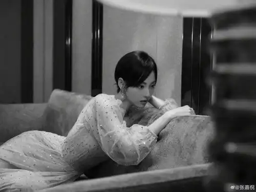 组图张嘉倪穿蓬蓬裙化身人间仙女置身极简空间梦幻朦胧