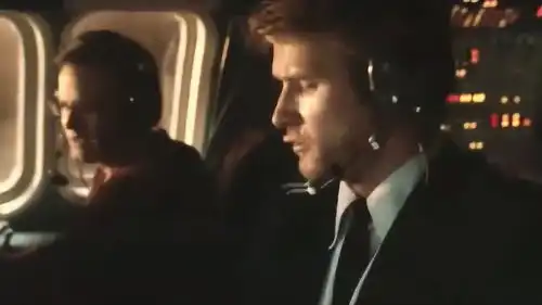 飞机被开动,千辛万苦之下总算飞起来了,外面却一片狼藉