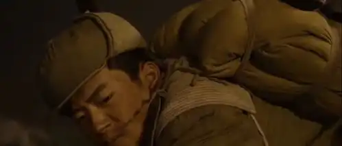 长津湖花絮中,吴京易烊千玺吃饭真香吴京道具都快吃完了