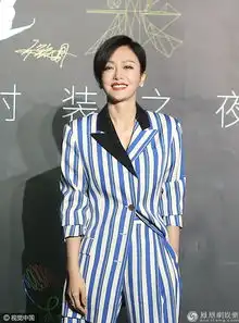 秦岚留短发开启超a气场又美又酷穿西装化身时髦女郎精致干练