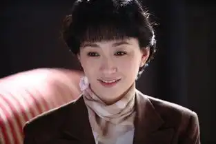 她外形甜美靓丽,具有温婉娴静的气质端庄大方的旗袍扮相