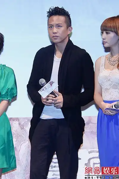 陈嘉上邓超出席画壁mv发布会
