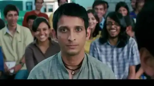 三傻大闹宝莱坞兰彻总做出乎意料的事,总被老师赶出去,很真实