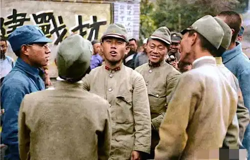 1939年,一群被俘虏的日本士兵照片,遣返俘虏前正在唱歌表示感谢
