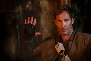 正装造型赞凯特琳执导的这集闪电侠剧照放出