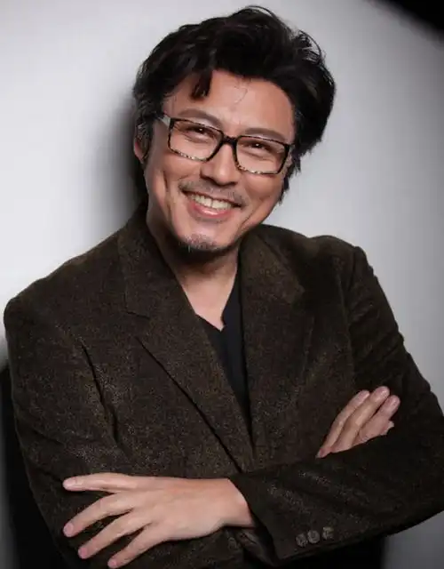 因送剧本被导演看中,演技精湛又帅气,与老婆30年姐弟恋仍恩爱如初
