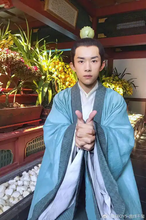 易烊千玺响应春晚点亮中国年
