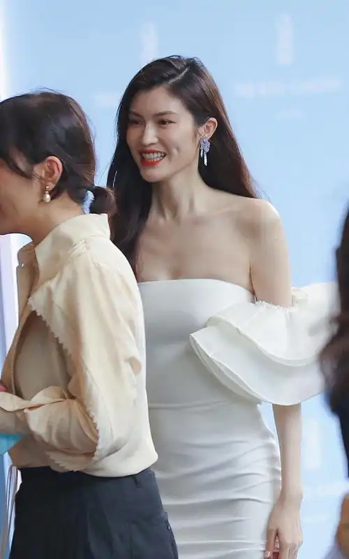 何穗活动现场长发披肩白色抹胸鱼尾裙曲线完美
