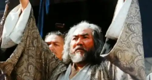 张纪中晒全家合拍视频,杜星霖腹部凸起还故意打码,疑似三胎有喜
