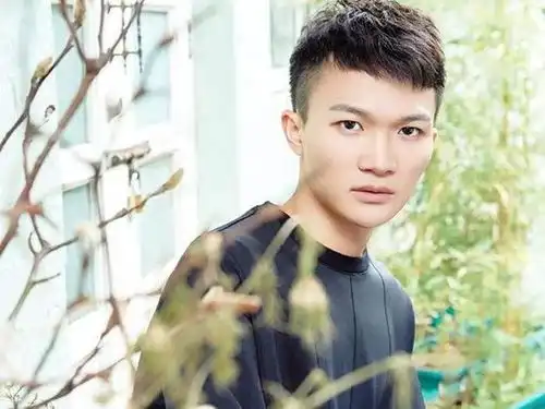 周深谈裸辞上热搜被霸凌,被那英淘汰的他,现状打脸无数人
