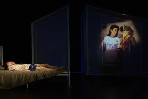 话剧人间童话魔幻现实主义的人间悲喜剧
