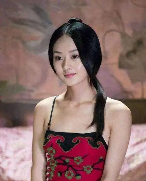 女星穿肚兜后,杨幂好风光,赵丽颖媚如丝,她才是真绝色
