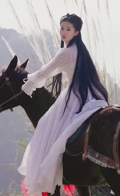 组图刘亦菲神雕删减戏份曝光小龙女雨中骑马画面唯美
