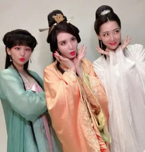 金莎白冰张萌再齐聚,还原神话造型引回忆杀,颜值多年未改
