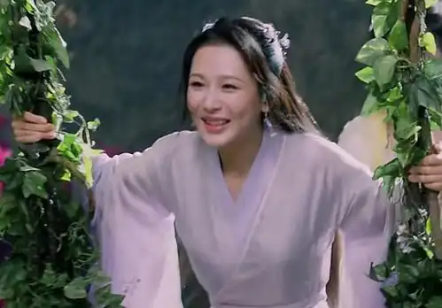 杨紫荡秋千美轮美奂,却只拍上半身网友看到现场照后都乐了